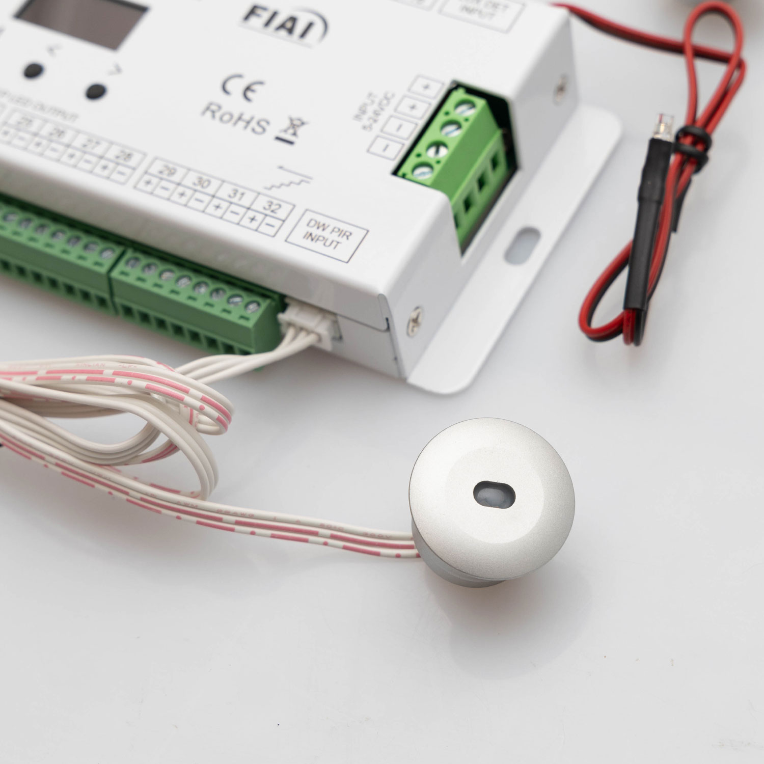 ISOLED Treppen-Effekt PWM-Dimmer 5-24V DC 32x1A + SPI-Output 2 PIR Sensor + 2 Push-Tast Eingänge